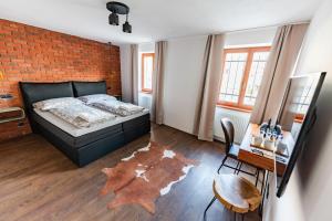 1 dormitorio con cama y pared de ladrillo en JEZ&SPI Sušice en Sušice