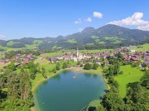 een luchtzicht op een stad en een meer bij Eichenhof in Reith im Alpbachtal