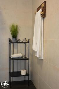 Baño con una toalla colgada en la pared en Raiz Alentejana, en Reguengos de Monsaraz