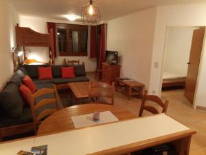 GOOD Times Gerlitzen في Deutschberg: غرفة معيشة مع أريكة وطاولة
