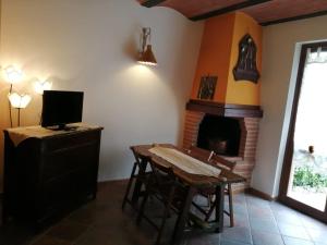 a living room with a table and a fireplace at Il Casale di Luna in Saturnia