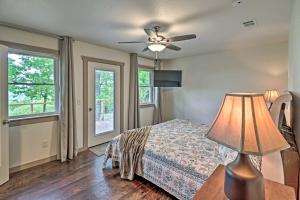 1 dormitorio con 1 cama y ventilador de techo en Spacious and Elegant Mountain View Cabin with Deck! en Mountain View