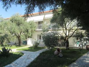 阿斯翠絲的住宿－Asterias Studios，前面有树木的大白色房子