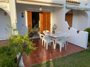 una casa con patio con mesa y sillas en Duplex a 50 metros del Mar Mediterraneo, en Murcia