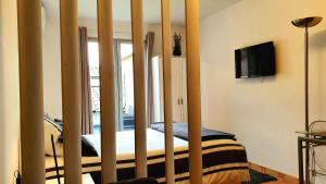 a room with a bunk bed with a tv on the wall at Studios Terrasses du Rempart in Avignon