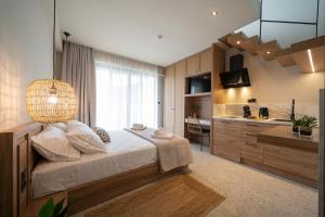 een slaapkamer met een groot bed en een keuken bij KYVO Experience in Skala Potamias