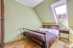1 dormitorio con cama y ventana en Apartament Polana-Karpacz, en Karpacz