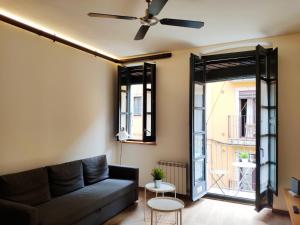 a living room with a couch and a ceiling fan at Apartment Histórico in Girona