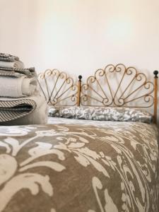 Una cama con una manta marrón y blanca. en Casa Zi' Peppe en Capranica