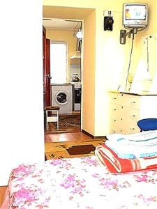 a bedroom with a bed with a dresser and a tv at 2 ком кв Соборная-Макарова-МАКДОНАЛЬДС 3 кровати Wi-Fi 1этаж отдельный вход in Mykolaiv