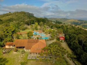 una vista aérea de una casa con piscina en Aldeia Parque Pousada Rural en São Roque