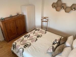 een woonkamer met een bed en een bank bij L'Annexe, F2, 800 m de la plage in Donville-les-Bains
