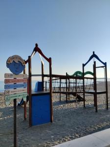 un parco giochi sulla spiaggia accanto a un parco giochi di Apartamento Algarrobo Costa a Algarrobo-Costa