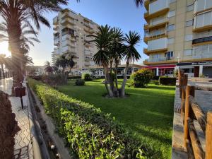 A garden outside Apartamento Algarrobo Costa