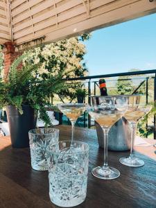 eine Gruppe Weingläser, die auf einem Tisch sitzen in der Unterkunft Brastadvaris in Lankupiai + 34 Fotos