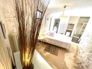 una camera con letto e vaso con erba di Pietrefitte a Ostuni