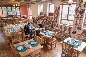 due persone sedute ai tavoli di un ristorante di SAUCE Hotel Boutique a Ollantaytambo