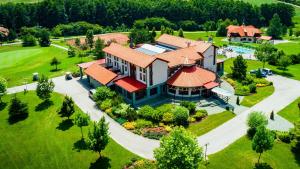 una vista aérea de una casa con jardín en Hotel Forest Hills en Zirc