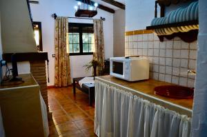 a kitchen with a microwave on top of a counter at Cortijo Mesa de la Plata in Arcos de la Frontera