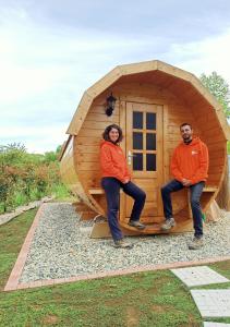 un homme et une femme assis dans une maison de passe-temps dans l'établissement B&B Cascina Sant'Elena, à Bubbio