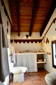 La salle de bains est pourvue de 2 lavabos et de 2 toilettes. dans l'établissement Cortijo Mesa de la Plata, à Arcos de la Frontera