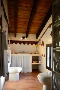 La salle de bains est pourvue de 2 toilettes et d'un lavabo. dans l'établissement Cortijo Mesa de la Plata, à Arcos de la Frontera