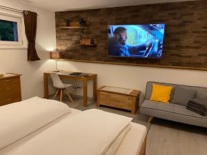 TV a/nebo společenská místnost v ubytování Haus Langweid - Moderne Ferienwohnungen mit Luxus im Inntal