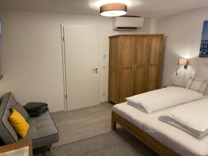 Postel nebo postele na pokoji v ubytování Haus Langweid - Moderne Ferienwohnungen mit Luxus im Inntal