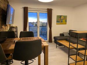TV a/nebo společenská místnost v ubytování Haus Langweid - Moderne Ferienwohnungen mit Luxus im Inntal