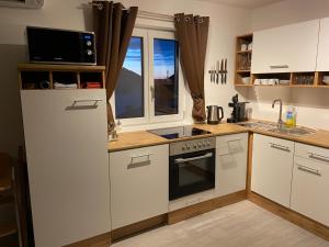 Kuchyň nebo kuchyňský kout v ubytování Haus Langweid - Moderne Ferienwohnungen mit Luxus im Inntal