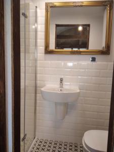 Łazienka w obiekcie Srokowski Dwór 1 - Leśny Zakątek - Prywatna Sauna!
