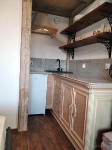 Kuchnia lub aneks kuchenny w obiekcie Srokowski Dwór 1 - Leśny Zakątek - Prywatna Sauna!
