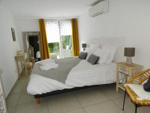 Un pat sau paturi într-o cameră la LUVA d'Azur, Rez de villa LE RIOU - LE VALLON