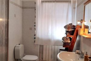 A bathroom at Casa Dori Még 10 kép