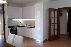 A kitchen or kitchenette at Casa Dori