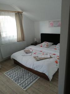 - une chambre avec 2 lits et une fenêtre dans l'établissement Cazare REGIM HÔTELIER ZĂRNEŞTI, à Zărneşti
