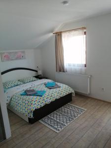 1 dormitorio con cama y ventana en Cazare REGIM HÔTELIER ZĂRNEŞTI, en Zărneşti