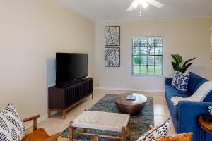 un salon avec un canapé bleu et une télévision dans l'établissement Horseshoe Bay Haven, à Horseshoe Bay