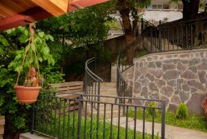 um conjunto de escadas num quintal com uma planta em Jorjadze street 23 em Borjomi