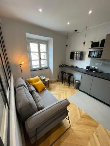 Il comprend un salon avec un canapé et une cuisine. dans l'établissement Mare e Cielo Luxury Apartment (1BR), à Sestri Levante