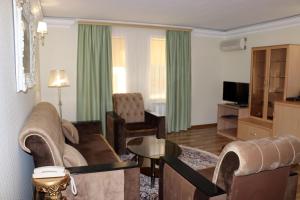 Hotel Shahristan في ديربنت: غرفة معيشة مع أريكة وطاولة