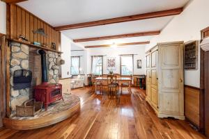 uma sala de estar com uma lareira de pedra e uma mesa em Casa Marianne em Oak Bluffs