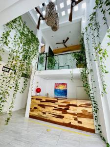 une pièce avec un mur de lierre dans l'établissement SuitesMB, à Playa del Carmen