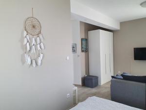 諾瓦的住宿－Apartment Danijela，客厅设有白色的墙壁和蓝色的沙发