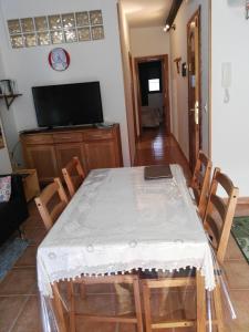 a dining room with a table and chairs at Apartamentos el Motor Tejeda in Tejeda