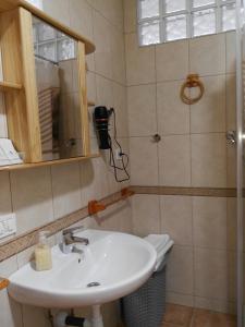 a bathroom with a sink and a mirror at Apartamentos el Motor Tejeda in Tejeda