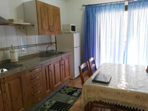 a kitchen with a table and a counter top at Apartamentos el Motor Tejeda in Tejeda