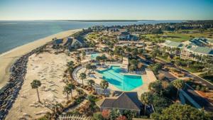 una vista aérea de un resort en la playa en 1315 Pelican Watch - Seabrook Island - Beachfront 5 Star Condo - Fido Friendly, en Seabrook Island