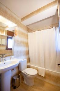 uma casa de banho com um WC e um lavatório em Hostal Noguera em Llavorsí