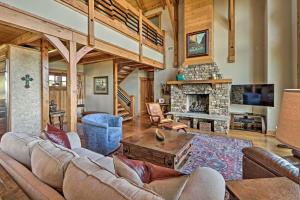 sala de estar con sofá y chimenea en Luxury Family Retreat - Greers Ferry Lake!, en Fairfield Bay